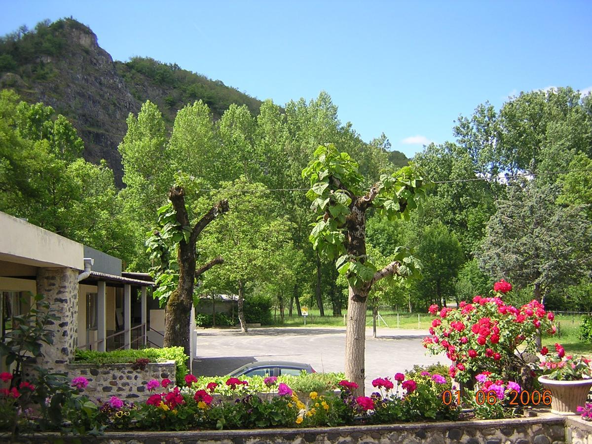 Отель Le Relais De Boralde Эспальон Экстерьер фото